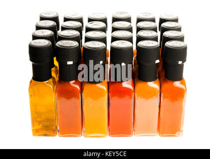 Satz von Hot Chili Sauce Glasflaschen auf weißem Hintergrund. Andere Farbe home Hot Sauce in Glasflaschen. Flasche Chilisauce und Olivenöl m Stockfoto