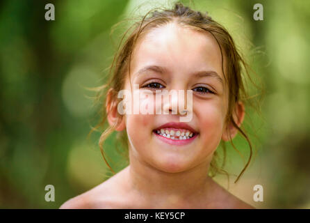 Portrait von glücklichen Mädchen lächelt genießen angenommen. Portrait von jungen Mädchen in der Natur, Park oder im Freien. Konzept der Happy Family oder successf Stockfoto