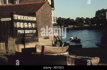 Das Twickenham Fähre auf der Themse c 1967. Foto von Tony Henshaw Stockfoto