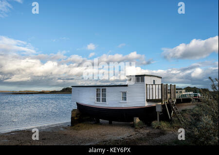 Hausboot am Ufer des Kench Cove, Hayling Island, Langstone Hafen, Hampshire, UK. Stockfoto