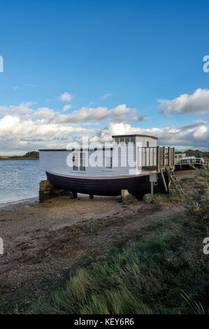 Hausboot am Ufer des Kench Cove, Hayling Island, Langstone Hafen, Hampshire, UK. Stockfoto