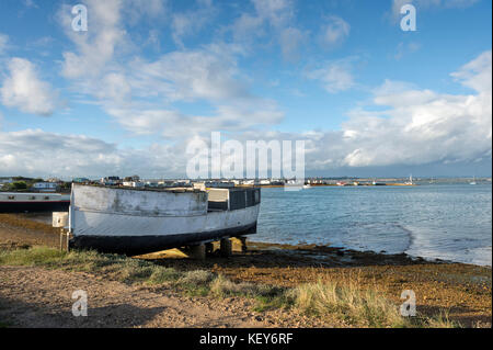 Hausboot am Ufer des Kench Cove, Hayling Island, Langstone Hafen, Hampshire, UK. Stockfoto