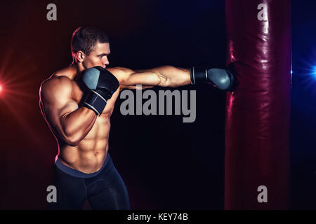 Man Boxing Boxsack Stockfoto