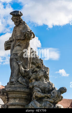 Prag, Tschechische Republik: Statue von Ivo von kermartin, Karlsbrücke, eine Skulptur von Matthias Braun auf der Südseite der Charles Brücke über. Stockfoto