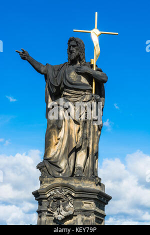 Prag, Tschechische Republik: Statue von Johannes dem Täufer, eine Skulptur von Josef max auf der Nordseite der Karlsbrücke über die Moldau. Stockfoto