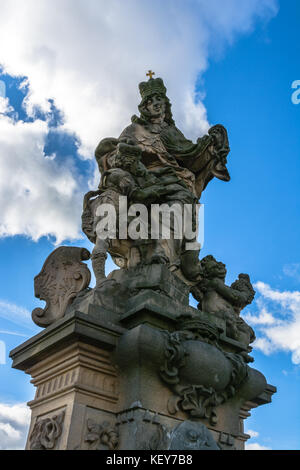 Prag, Tschechische Republik: Statue des hl. Ludmila eine Skulptur von Matthias Braun auf der Südseite der Karlsbrücke über die Moldau. Stockfoto