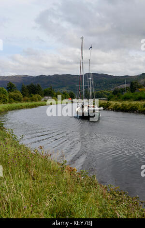 Schottland, Großbritannien. Yacht Kreuzfahrt auf Caledonian Canal in der Nähe von Loch Ness. Stockfoto