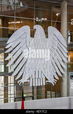 Große Statue des Bundesadlers (deutsch für 'Bundesadler'), Wappen Deutschlands im Plenarsaal des Deutschen Bundestages Stockfoto