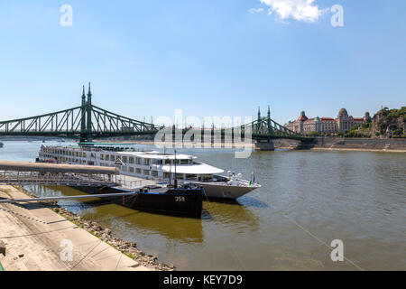 Die Elizabeth Bridge in Budapest, Ungarn, Anschließen der Buda auf der Pester Seite. Stockfoto