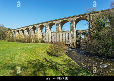 Chirk Eisenbahnviadukt und hinter dem Chirk aqueduct auf der Llangollen Canal über die Afon (Fluss) Ceiriog im ceiriog Tals in der Nähe von Norwich North Wales Stockfoto