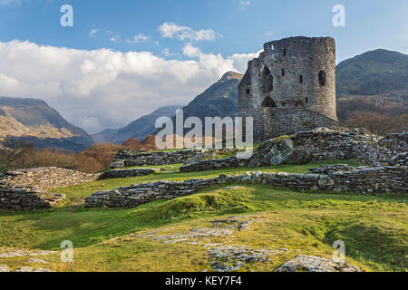 Bleibt der Dolbadarn Schloss gesehen aus dem Westen gegenüber den Pass von Llanberis in der Nähe von Llanberis Gwynedd North Wales UK Februar 57356 Stockfoto