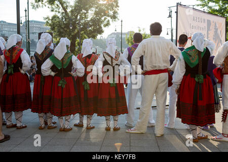 Touristen zusehen, wie Darsteller eines traditionellen ungarischen Tanz Kleid in der traditionellen Tracht. Stockfoto