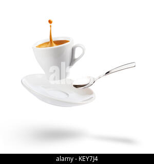Tasse Kaffee mit Untertasse und Löffel floating auf weißem Hintergrund mit Schatten Stockfoto