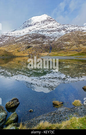 Krippe Goch (Rot Ridge) Teil der Snowdon Horseshoe im Schnee in Llyn Llydaw Snowdonia National Park North Wales UK März 2513 wider abgedeckt Stockfoto