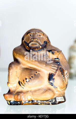 Rote Figuren Pelike (Glas) mit Eros und sitzender Frau, die einen Spiegel und einen Ventilator in Apulien um 360-350 v. Chr. hält, der Lagoia-Gruppe zugeschrieben wurde Stockfoto