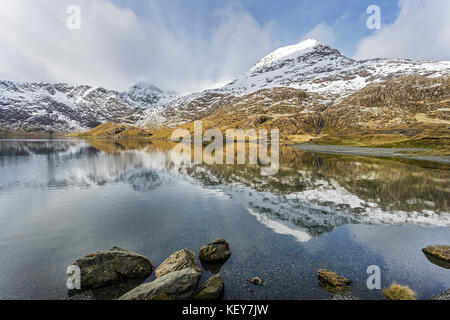 Krippe Goch (Rot Ridge) Teil der Snowdon Horseshoe im Schnee in Llyn Llydaw mit Mount Snowdon Gipfels im Nebel im Hintergrund fallen wider abgedeckt Stockfoto