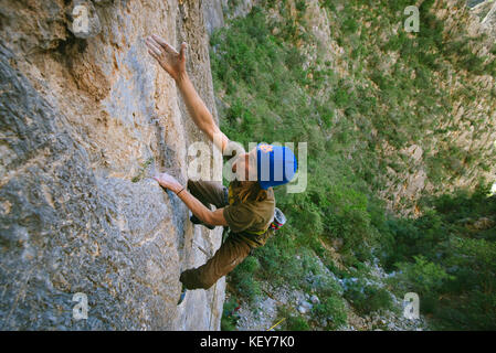 Foto mit Blick von oben von abenteuerlichen Mann Kletterfelsen auf Cyclops (5.13 a) Klettersteig von El Portero Chico, Monterrey, Mexiko Stockfoto