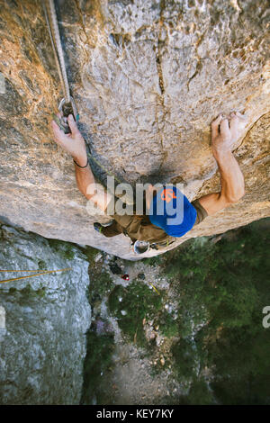 Foto mit Blick von oben von abenteuerlichen Mann Kletterfelsen auf Cyclops (5.13 a) Klettersteig von El Portero Chico, Monterrey, Mexiko Stockfoto