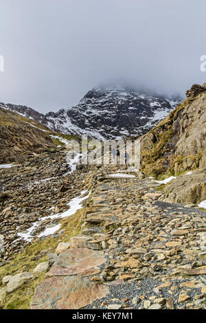 Die Bergleute track Mount Snowdon mit den Gipfel im Nebel Snowdonia National Park North Wales UK März 2915 Stockfoto