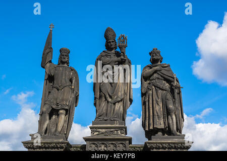 Prag, Tschechische Republik: Statuen von Heiligen Norbert, Wenzel und Sigismund Skulpturen unter freiem Himmel auf der Nordseite der Charles Brücke über den Fluss vlt Stockfoto