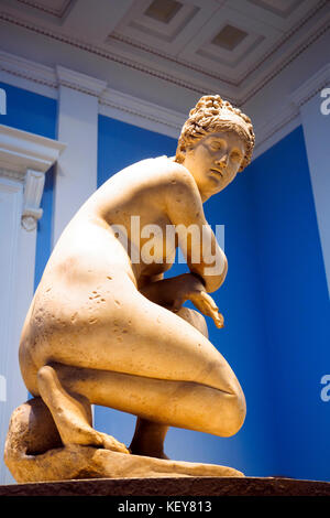 Lely's Venus (Aphrodite) eine kniende Göttin Venus überrascht, als sie im 1. 2. Jahrhundert eine römische Kopie eines verlorenen griechischen Originals Marmor British Museum in London, England badet Stockfoto