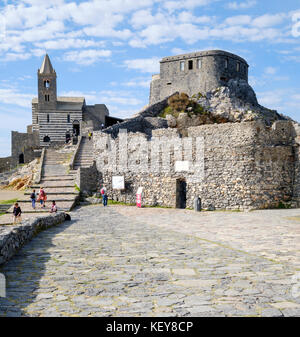 Kirche St. Peter und Eingang zur Byron Grotte, Porto Venere, Ligurien, Italien Stockfoto