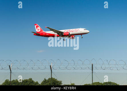 Mailand, Italien - 7. Juni 2017: Airbus A320 landet am Flughafen Linate in Mailand. Air Berlin meldete nach monatelangen Gerüchten im August 2017 Konkurs an Stockfoto