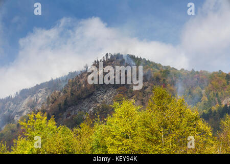 Rauch von Waldbränden auf dilly Klippe in verwandter Kerbe, New Hampshire im Oktober 2017. Diese Klippen hinter den Lost River Gorge und Boul befinden. Stockfoto