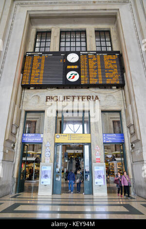 Moderne Abfahrt am zentralen Bahnhof Mailand Wartung große Städte in Europa und International Stockfoto
