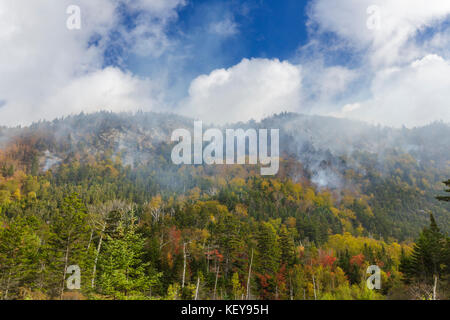 Rauch von Waldbränden auf dilly Klippe in verwandter Kerbe, New Hampshire im Oktober 2017. Diese Klippen hinter den Lost River Gorge und Boul befinden. Stockfoto