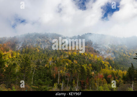 Rauch von Waldbränden auf dilly Klippe in verwandter Kerbe, New Hampshire im Oktober 2017. Diese Klippen hinter den Lost River Gorge und Boul befinden. Stockfoto