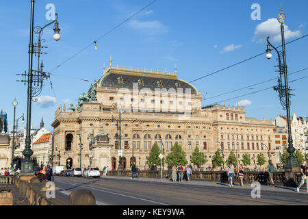 Blick auf das Nationaltheater und die Leute an der Brücke die Legionen" in Prag, tschechische Republik, an einem sonnigen Tag im Sommer. Stockfoto