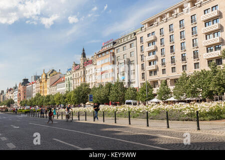 Der Wenzelsplatz, der Hauptplatz der Stadt in der Neustadt von Prag, tschechische Republik, an einem sonnigen Tag im Sommer. Stockfoto