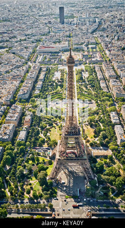 Luftaufnahme der Eiffelturm mit dem Park Champ de Mars und dem Fluss Seine. Stockfoto