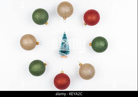 Weihnachtsbaum mit bunten Kugeln auf weißem Hintergrund Stockfoto