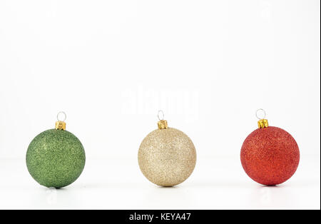 Gold, Grün und Rot Weihnachtskugeln auf weißem Hintergrund Stockfoto