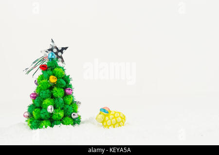 Schaf schauend Weihnachtsbaum auf weißem Hintergrund Stockfoto