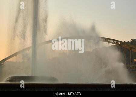 Point State Park Brunnen in der Morgendämmerung, der Innenstadt von Pittsburgh, Pennsylvania, USA Stockfoto