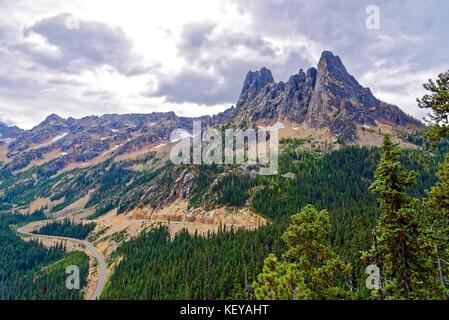 Liberty Bell Mountain und frühen Winter Türme außerhalb North Cascades National Park, Washington Stockfoto