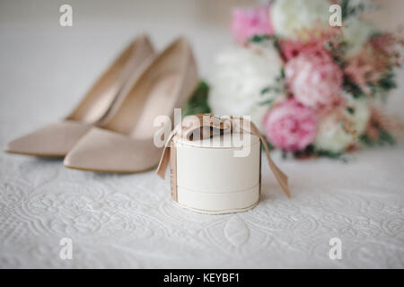 Hochzeit Details. braut Zubehör. Schuhe ringe Blumenstrauß Stockfoto