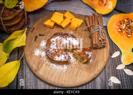 Kürbis Muffins und frische Kürbisscheiben, Ansicht von oben Stockfoto