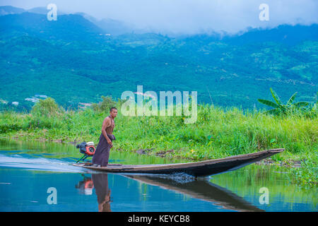 Intha Mann auf seinem Boot in Inle Lake Myanmar Stockfoto