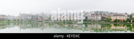 Sapa, Lao Cai, Vietnam - Oktober 2017: Panorama Sapa in Morgen, Vietnam ist eine Reflexion von Wasser aus dem See in der Stadt Sapa. in der backgroun Stockfoto