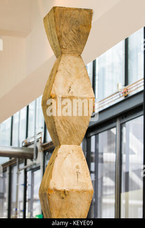 Paris - September 02: Holz- Arbeit des rumänischen Bildhauers, Malers und Fotografen Constantin Brancusi am Centre Georges Pompidou, das größte Museum Stockfoto