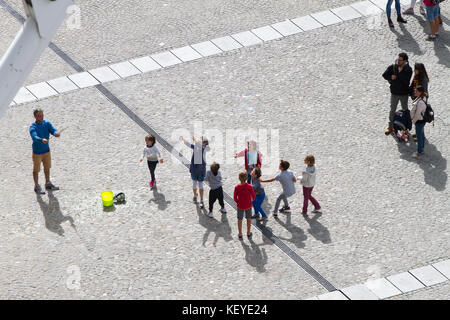 Paris - September 02: Luftbild von unbekannten Personen, die am Tag vor dem Centre Pompidou in Paris, Frankreich, am 2. September, 2017 Stockfoto