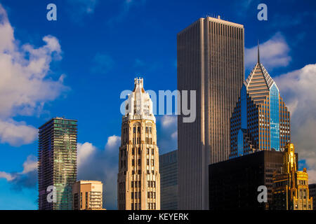 Vielfalt der architektonischen Stile in dieser Sicht auf die Skyline von Chicago vertreten Stockfoto