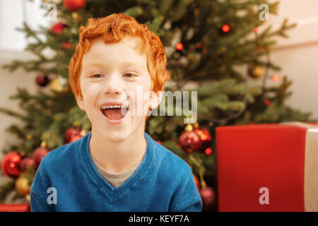 Portrait von extrem glücklich Ginger kid Breit grinsend Stockfoto