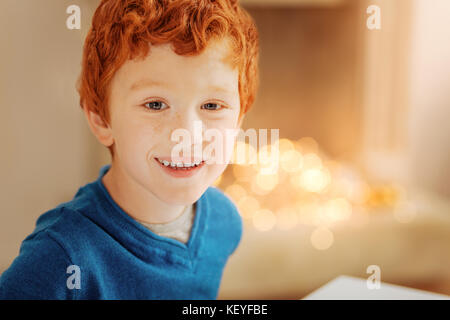 Adorable redhead Kid breit grinsend in die Kamera Stockfoto