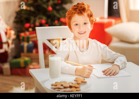 Aufgeregt kid genießen Weihnachten zu Hause Stockfoto