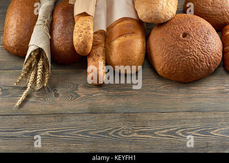 Frisches Brot auf Holz Arbeitsplatte Stockfoto